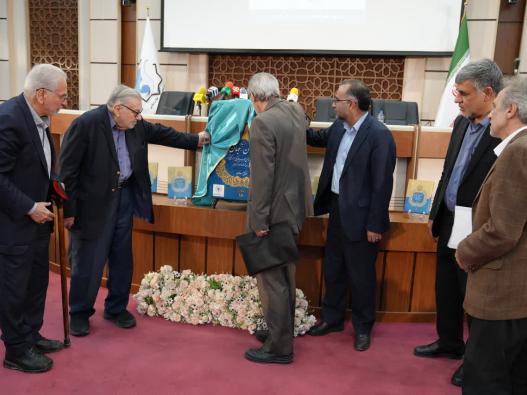 گزارش تصویری آیین رونمایی از ویراست جدید کتاب ماندگار «ارتباط انسان – جهان» اثر علامه محمدتقی جعفری   25 آبان ۱۴۰۴ سالن شهید سلیمانی 